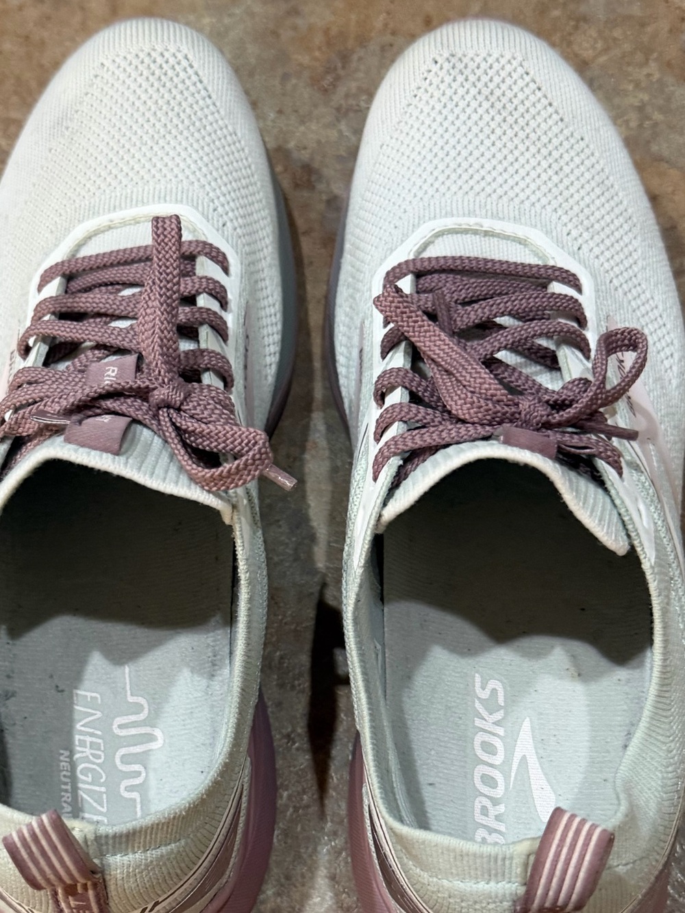 Brooks Ricochet Women’s White Knit Running Shoes with Mauve Accents. Size 11